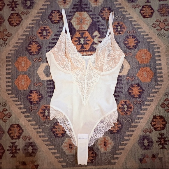 Other - Very Sexy Feminine Romantic Bodysuit Size Medium Off White & Tan Lace